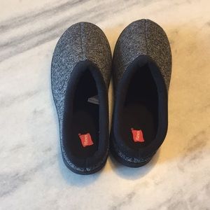 Boys slippers size 3.5—-. 4.5